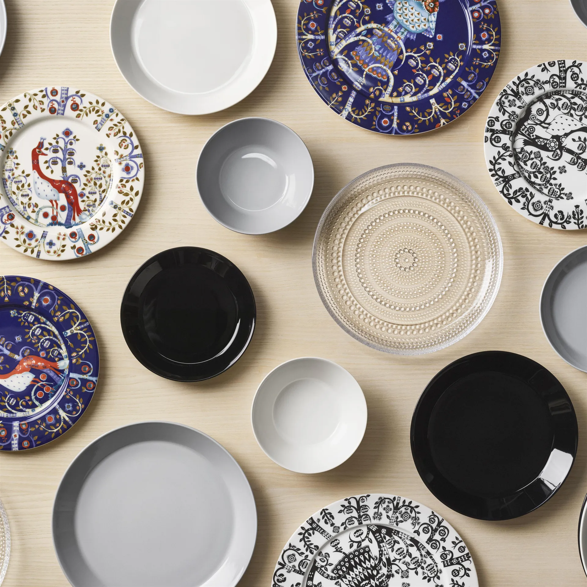 Plato Taika Ø27 cm, negro Iittala