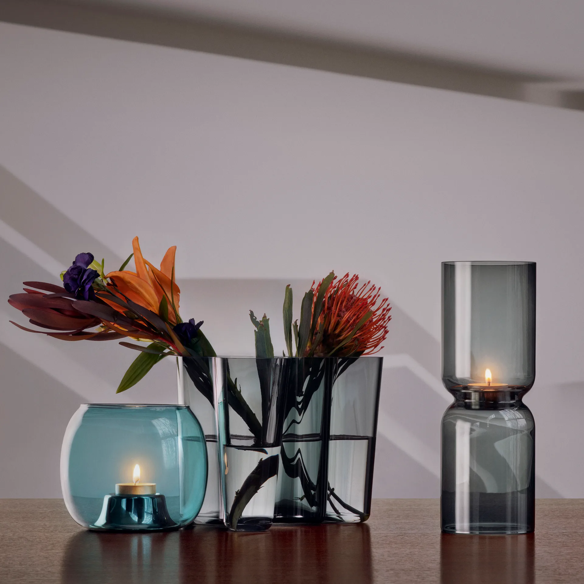Portavelas Lantern 25 cm, gris oscuro Iittala