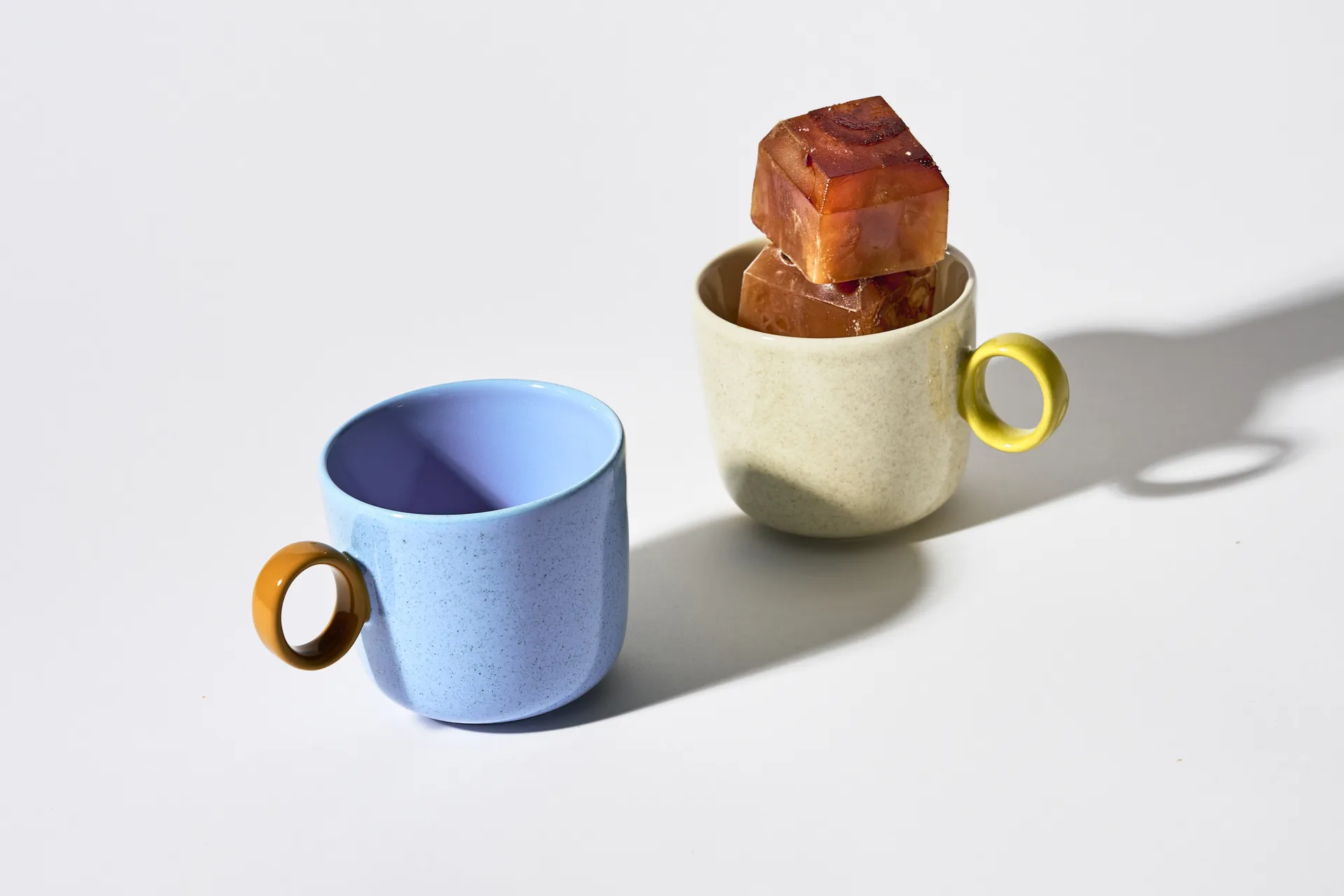 Taza Play con puntos 35 cl, marfil-oliva Iittala