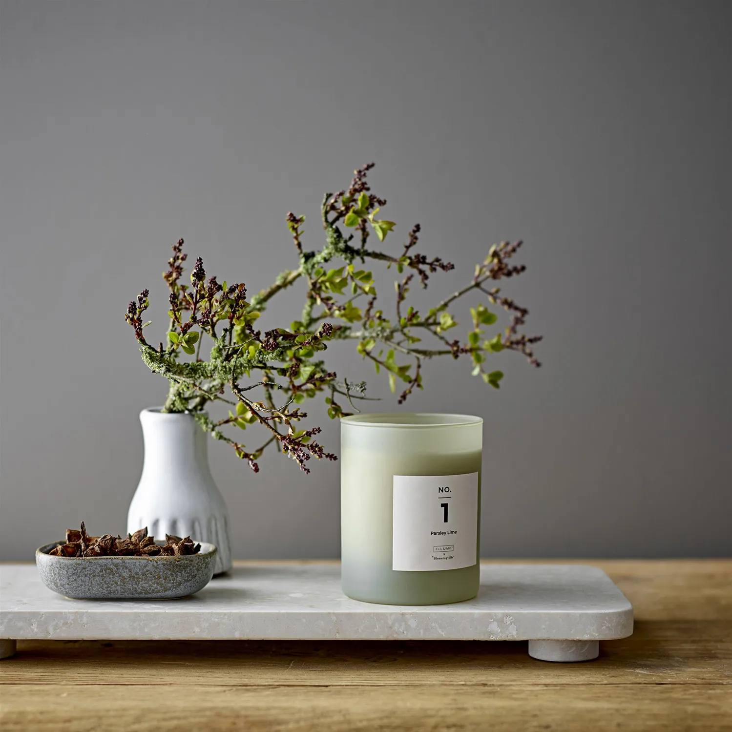 Vela perfumada NO. 1 Parsley Lime, 200 g + Caja regalo Illume x Bloomingville