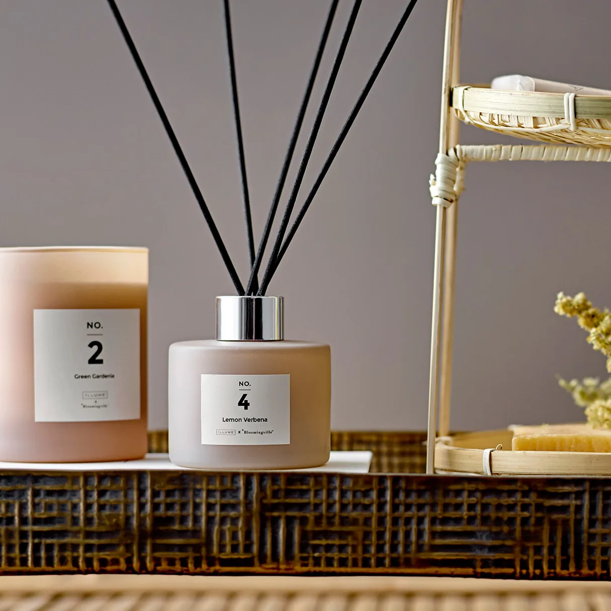 Vela perfumada NO. 2 Green Gardenia, 200 g + Caja regalo Illume x Bloomingville