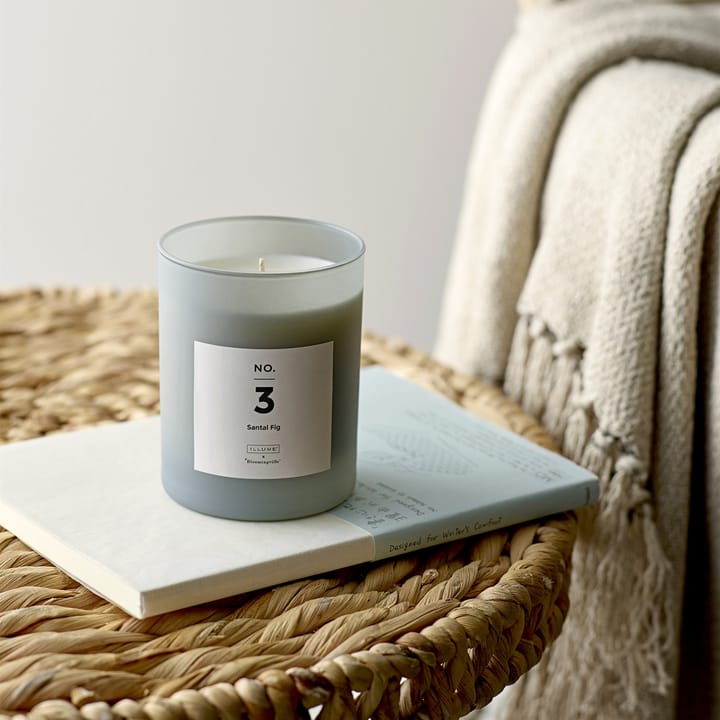 Vela perfumada NO. 3 Santal Fig, 200 g + Caja regalo Illume x Bloomingville