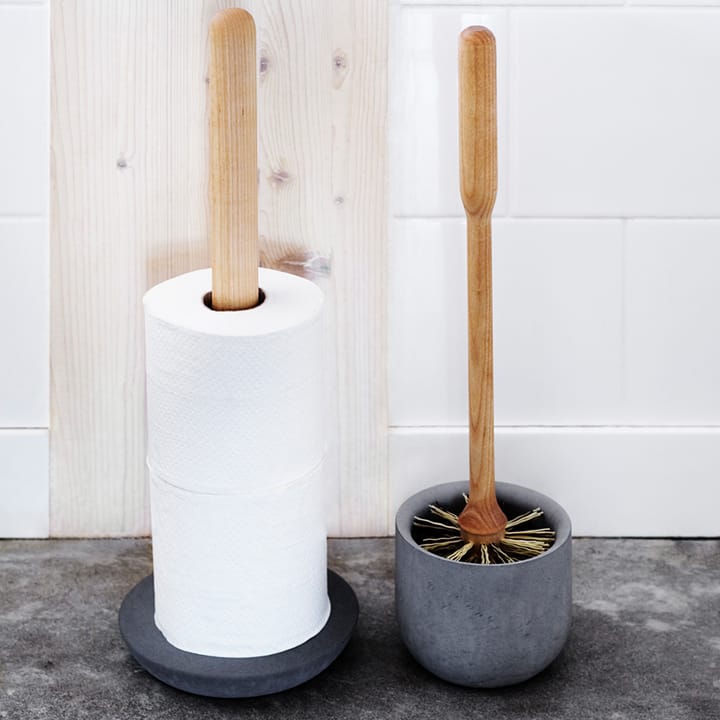 Portaescobillas baño Iris, Abedul aceitado, taza de hormigón gris oscuro Iris Hantverk