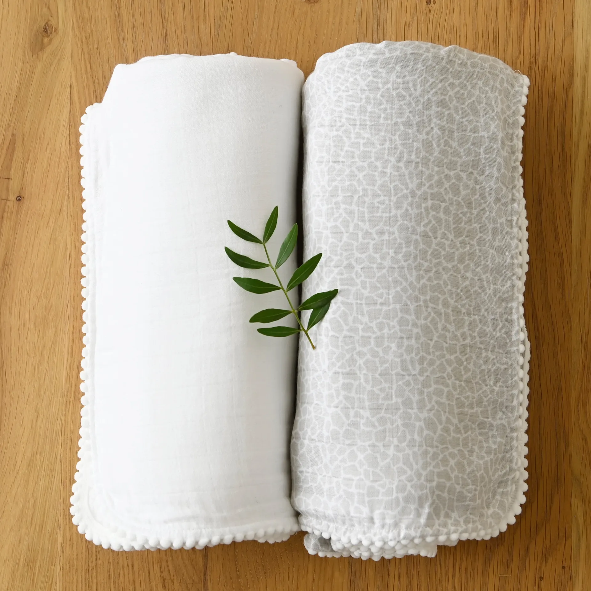 Set de 2 mantas de muselina Pom Pom 120x120 cm, Pearl & Giraffe gray Jack o Juno