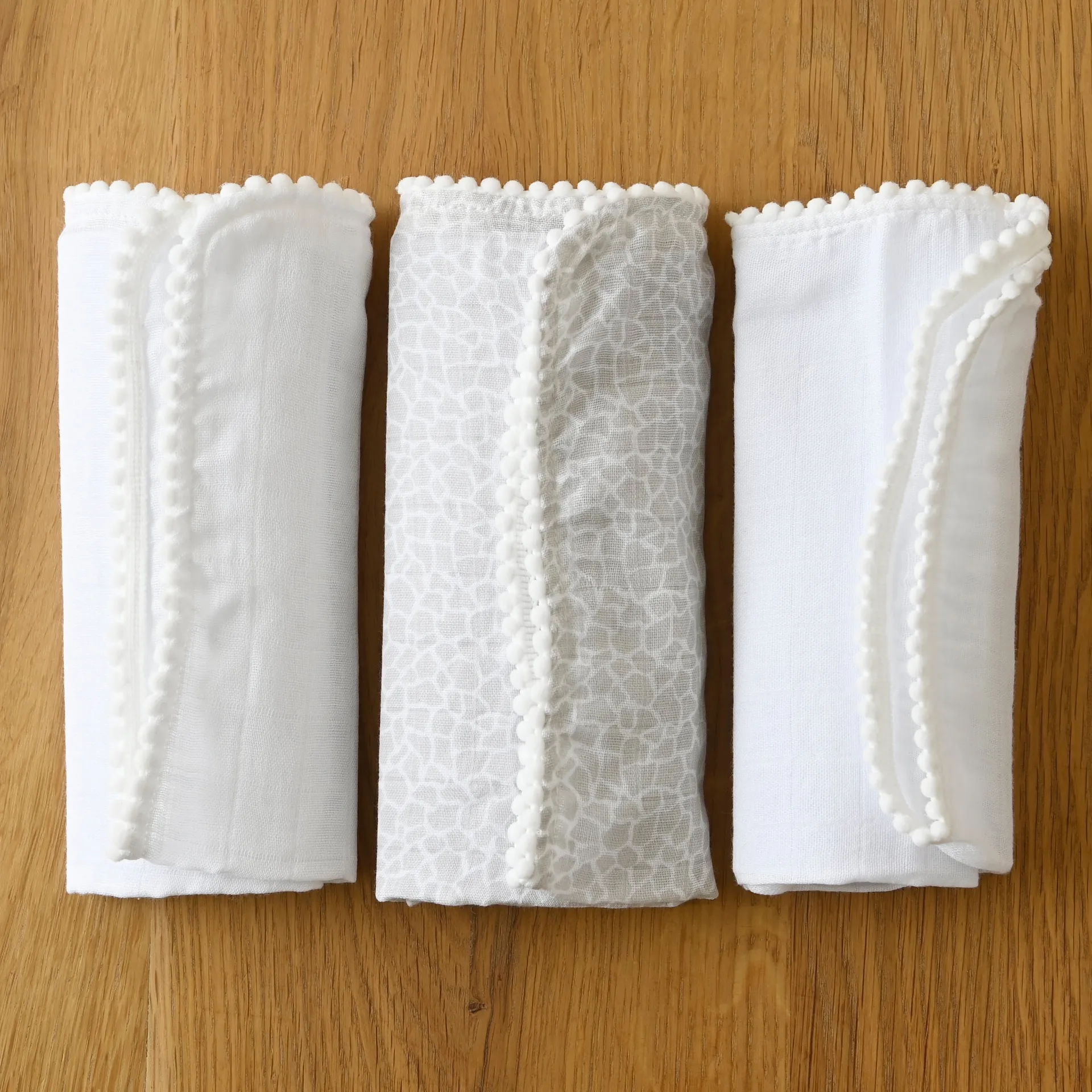 Set de 3 mantitas de muselina Pom Pom 40x40 cm, Pearl & Giraffe gray Jack o Juno