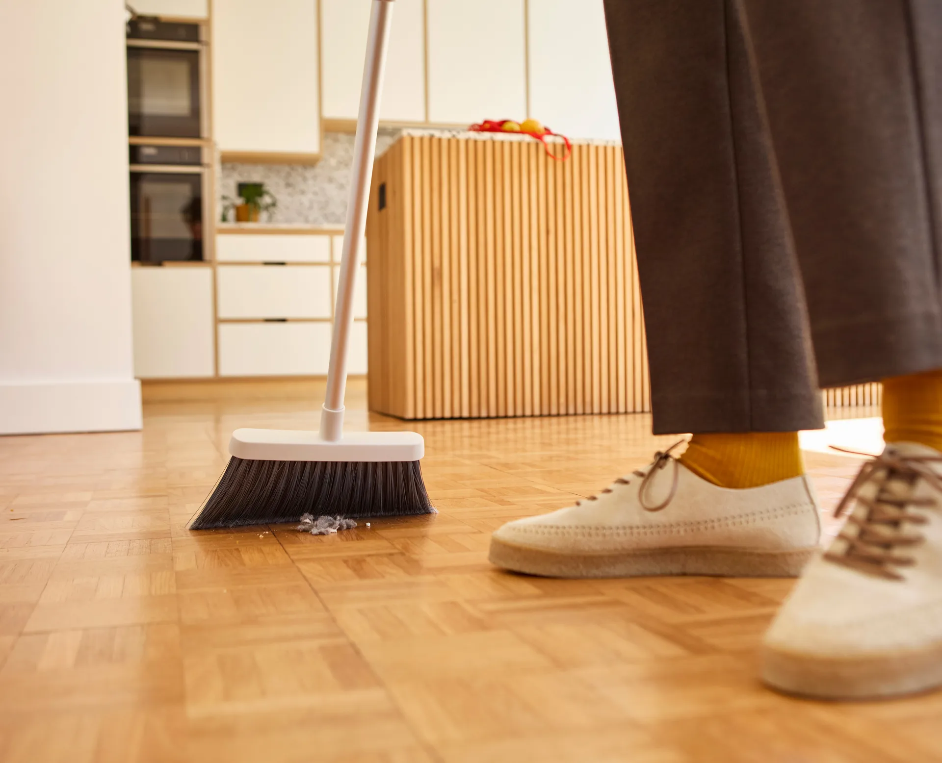 Cleantech escoba de mango largo ajustable con almacenamiento, Stone Joseph Joseph