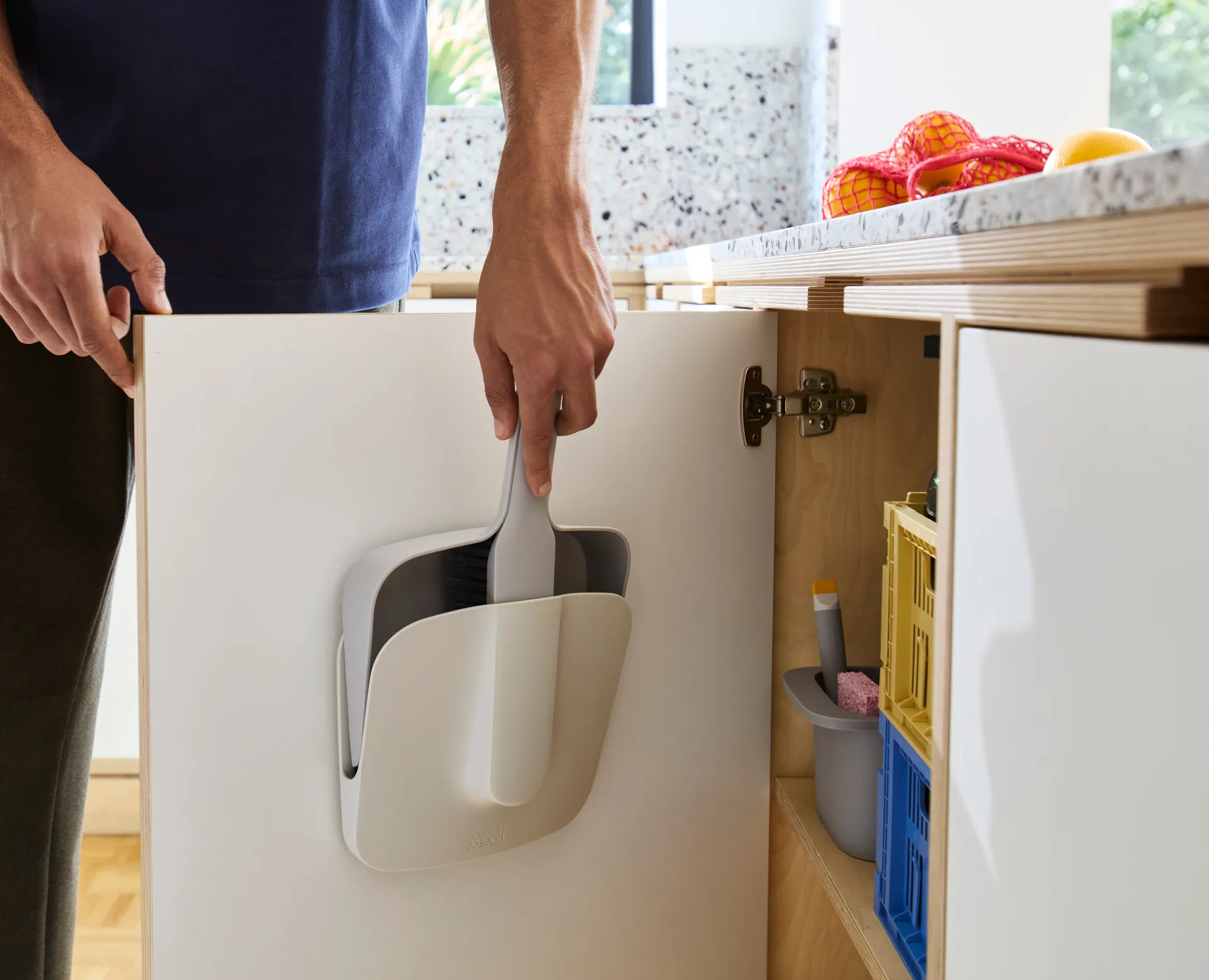 Cleantech Recogedor y cepillo para interiores montado en la pared con protector, Stone Joseph Joseph