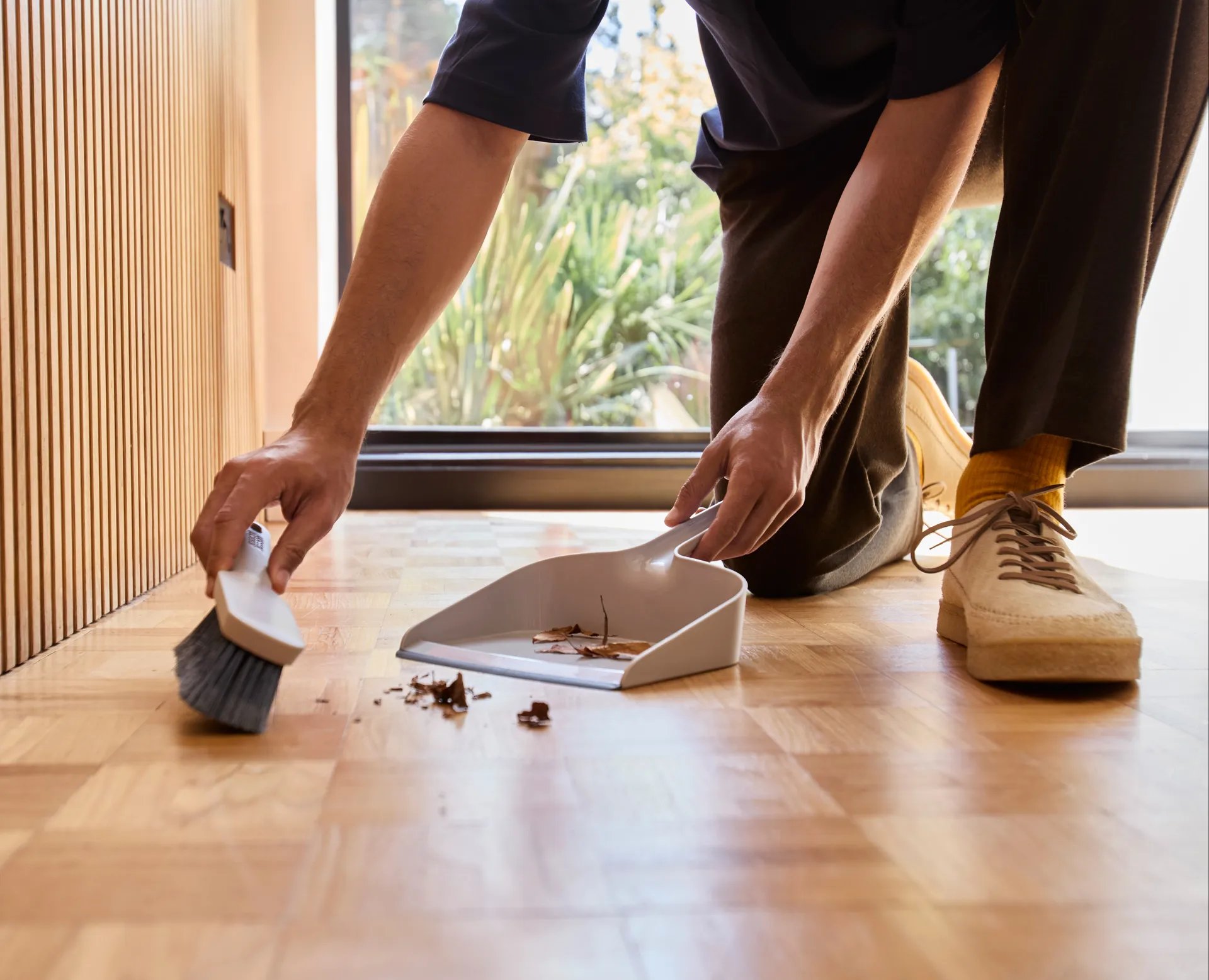 Cleantech Recogedor y cepillo para interiores montado en la pared con protector, Stone Joseph Joseph