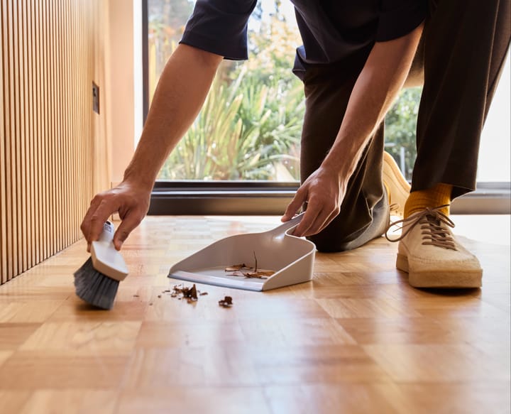 Cleantech Recogedor y cepillo para interiores montado en la pared con protector, Stone Joseph Joseph