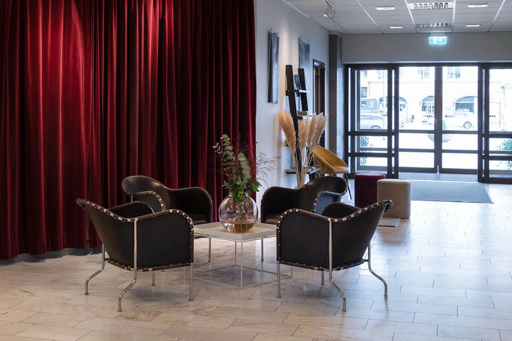 Butaca Bruno, Cuero de grano completo 9208 marrón cigarro - cromo Källemo