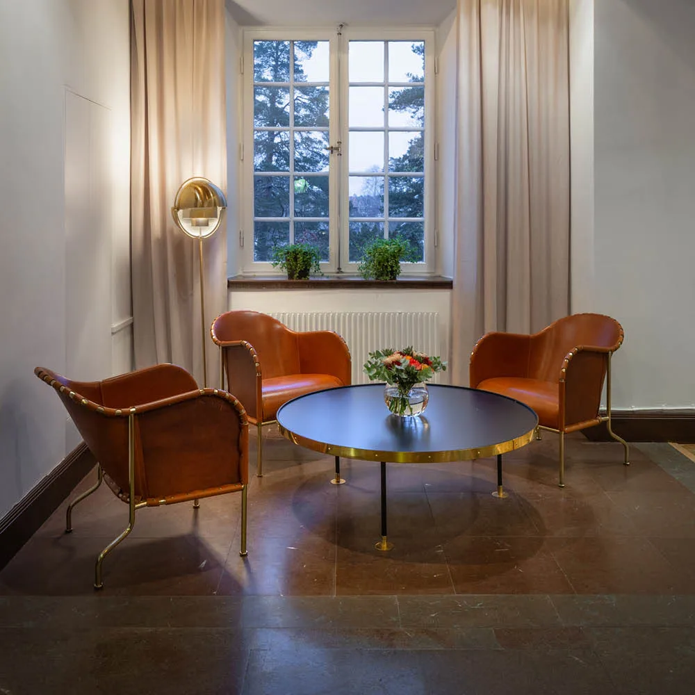 Butaca Bruno, Cuero de grano completo coñac - base de latón Källemo