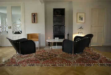 Butaca Bruno - Piel plena flor negro-cromo - Källemo