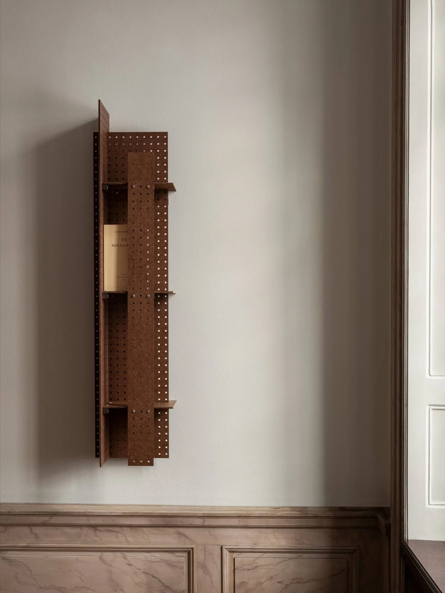 Estantería de pared FF02 The Perforated Furniture, Tablero de fibras duras-nogal, 28x24x128 cm Källemo