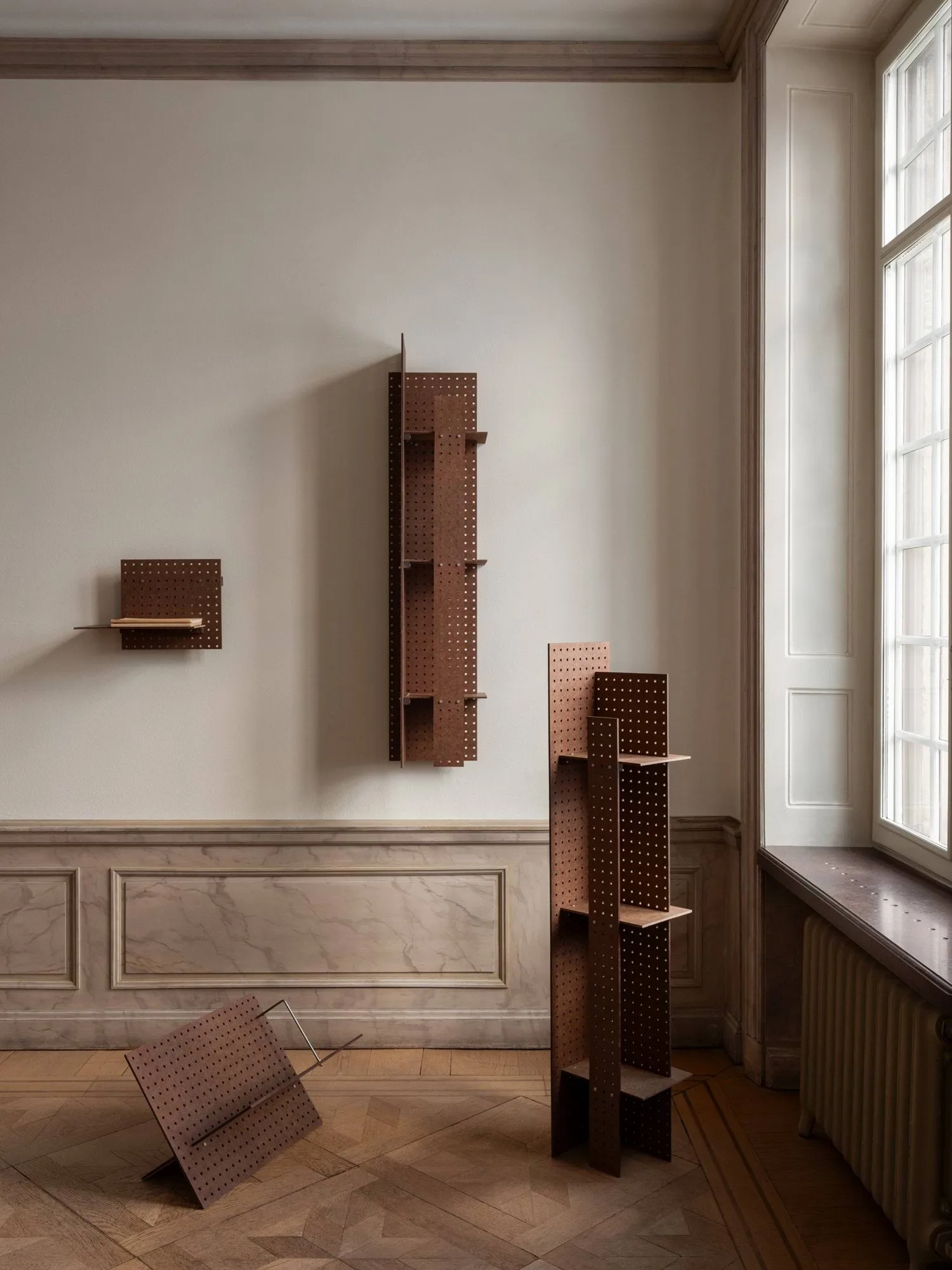 Estantería de pared FF02 The Perforated Furniture, Tablero de fibras duras-nogal, 28x24x128 cm Källemo