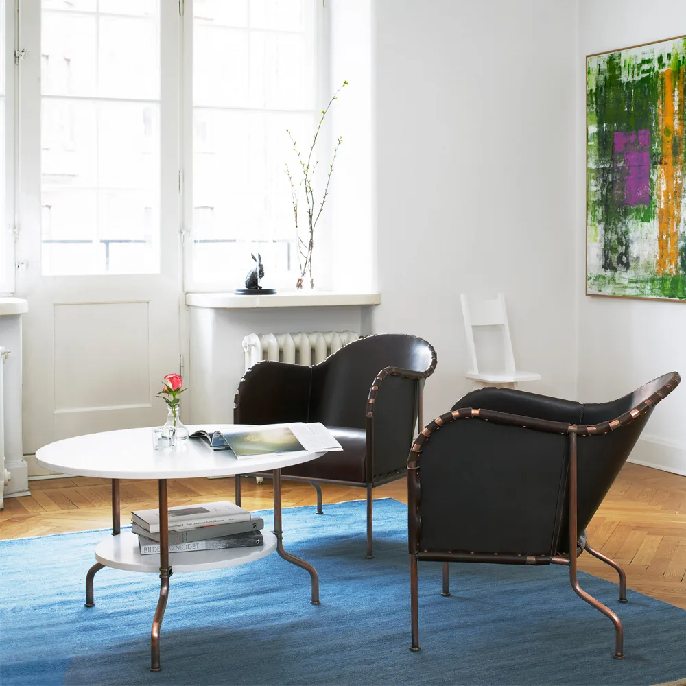Mesa de centro Sven, Fresno teñido negro - base con cobre, Ø80 cm Källemo