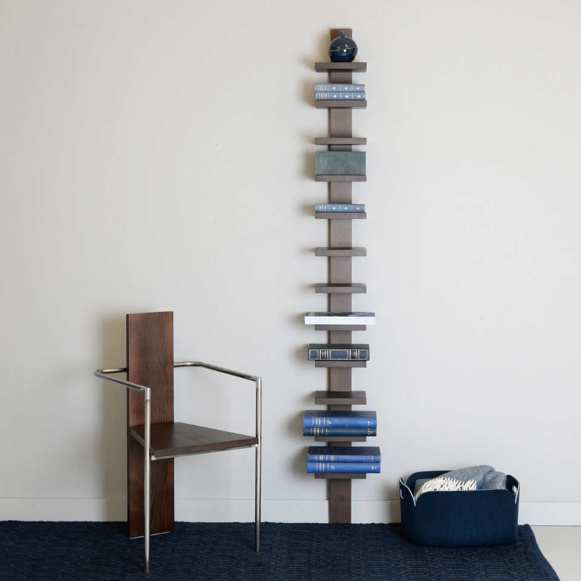 Silla con reposabrazos Concrete, Base azul celeste con acabado cobrizo Källemo