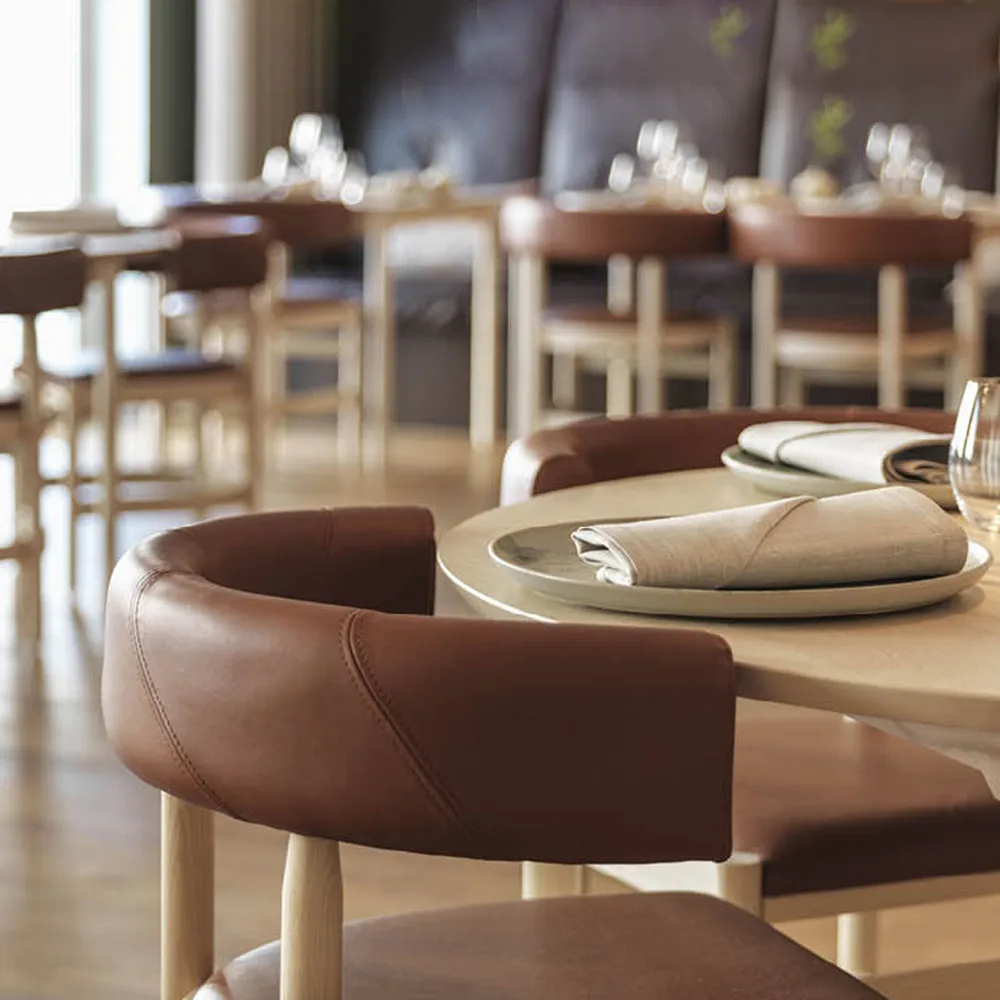 Sillón Botero, Cuero Tärnsjö rojo - base de fresno rojo Källemo