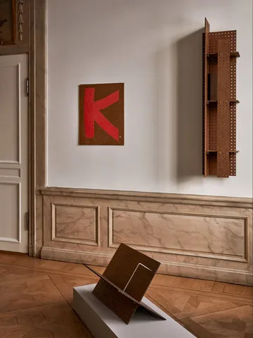Soporte para libros FF01 The Perforated Furniture - Tablero de fibras-nogal, 53x33x54 - Källemo