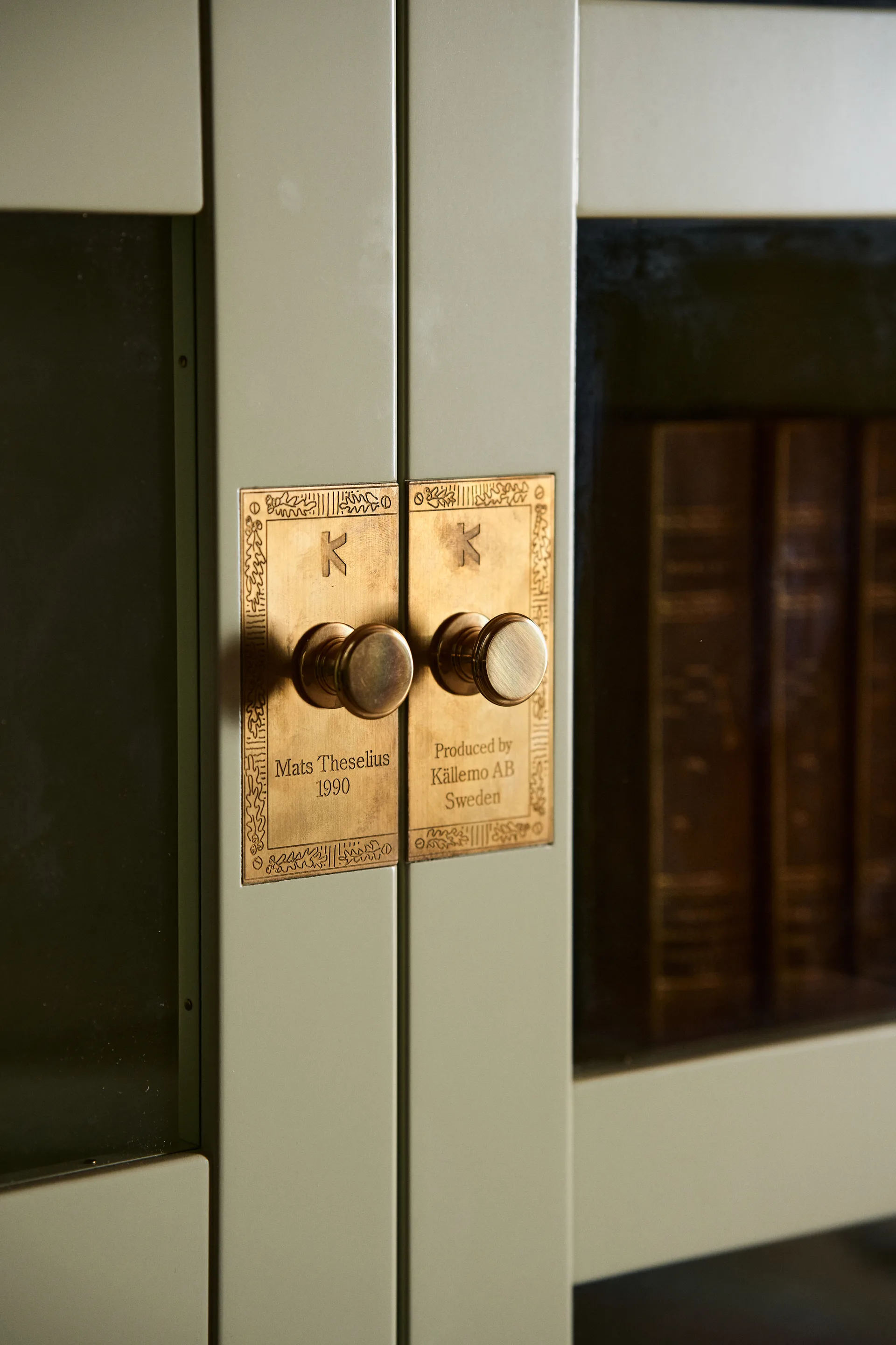 Vitrina para libros National Geographic, Base de roble verde claro - latón Källemo