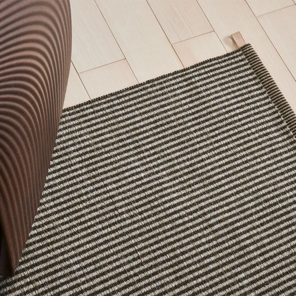 Alfombra de recibidor Stripe Icon, Bark brown 782 90x250 cm Kasthall