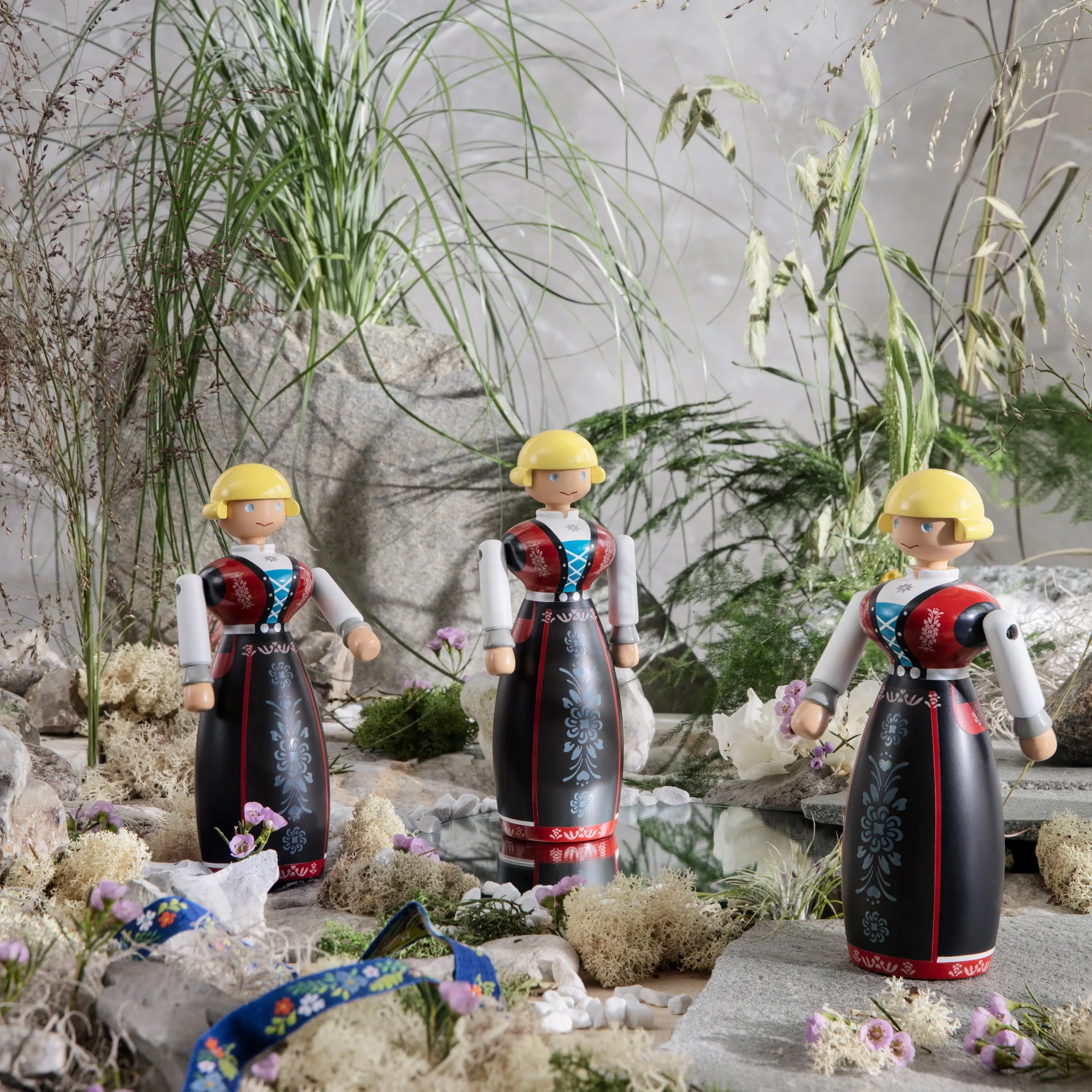 Kay Bojesen mujer en traje folclórico noruego, negro-rojo-blanco Kay Bojesen Denmark