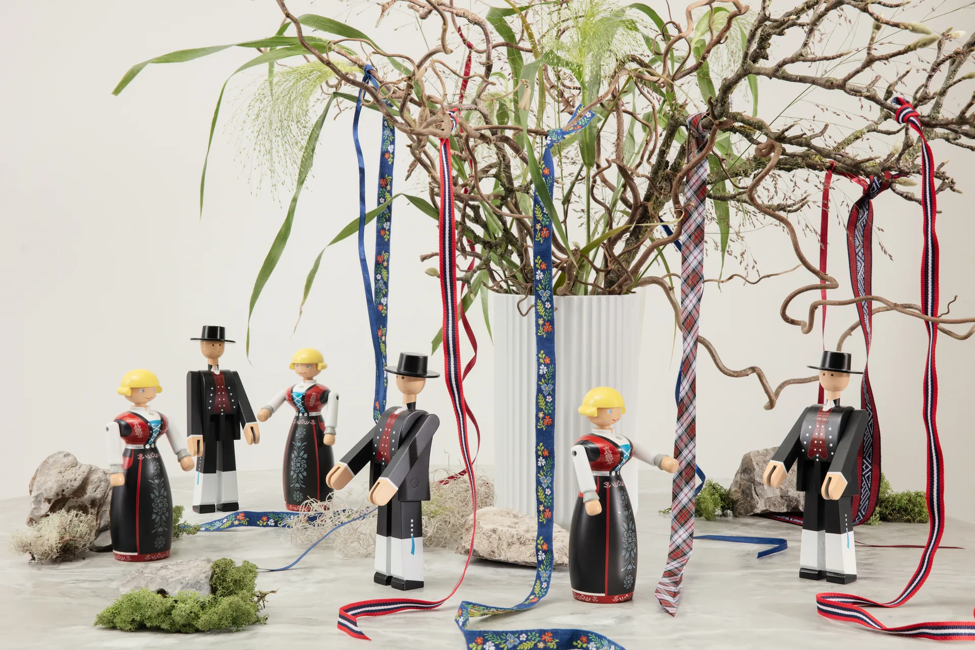 Kay Bojesen mujer en traje folclórico noruego, negro-rojo-blanco Kay Bojesen Denmark