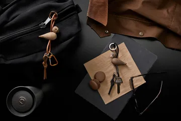 Llavero de pájaro Kaj Bojesen - Roble, cuero natural - Kay Bojesen Denmark