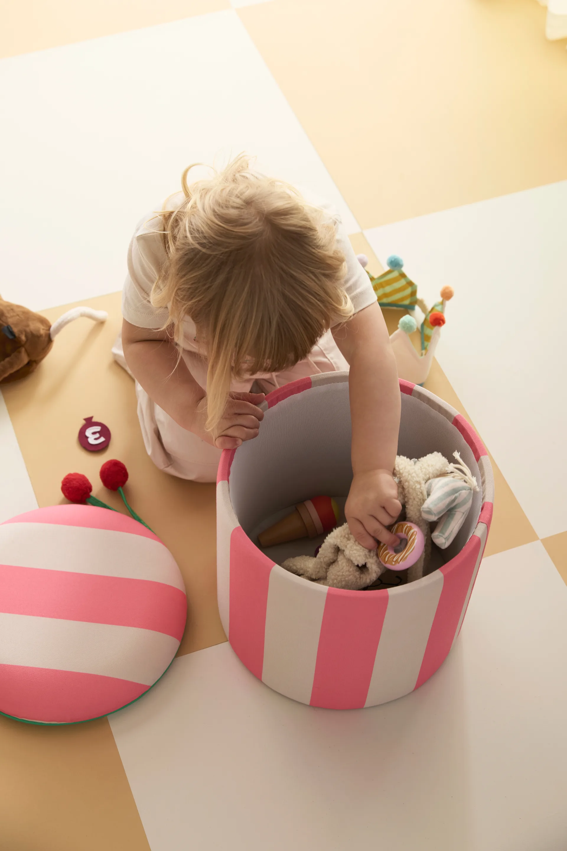 Puf cilíndrico con almacenaje, Rosa, Ø40 × 30,5 cm Kid's Concept