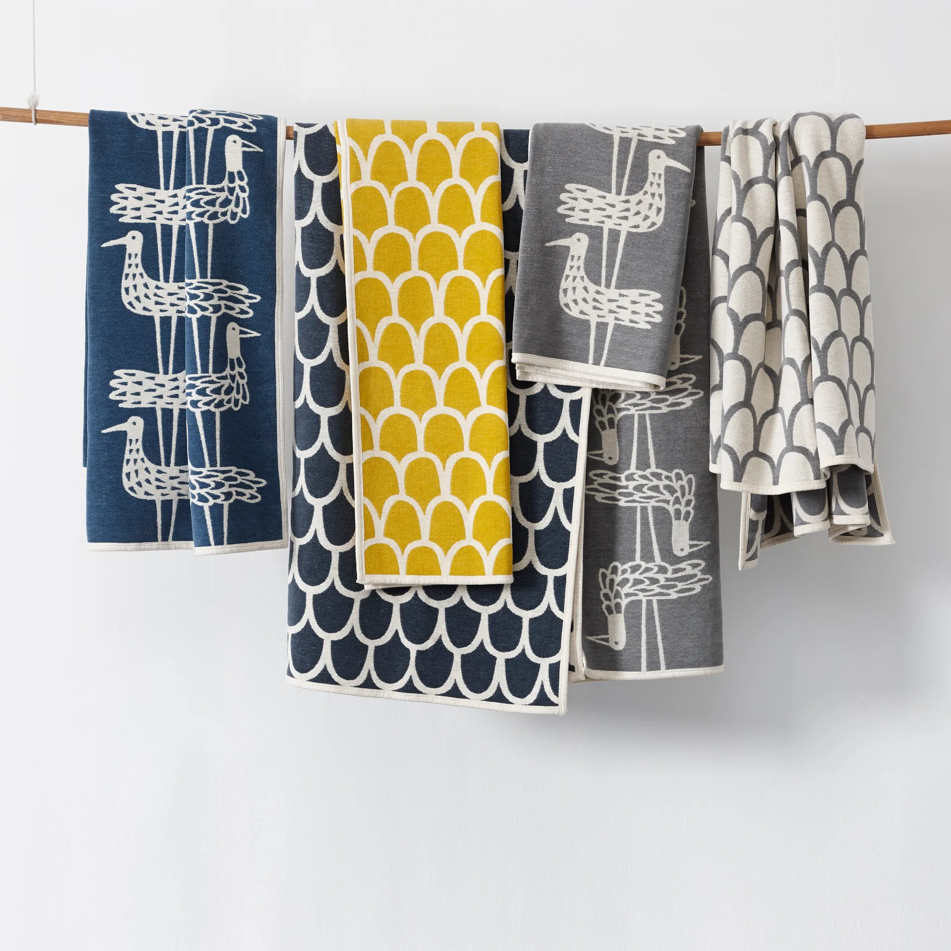 Manta de chenilla Feathers, gris Klippan Yllefabrik