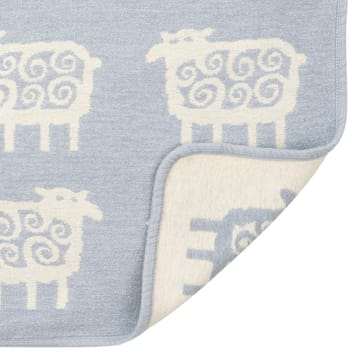 Manta de chenilla infantil Sheep - azul - Klippan Yllefabrik