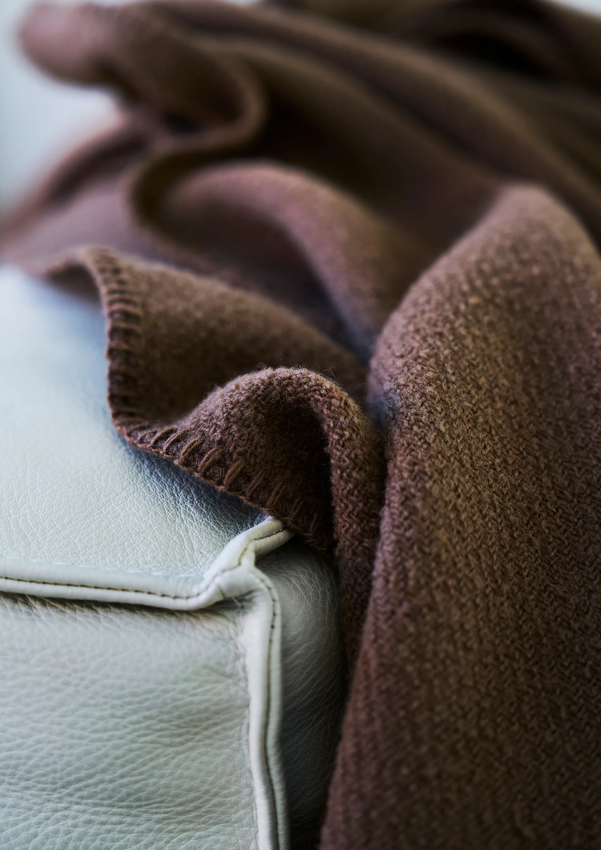 Plaid de lana Bouclé 140x200 cm, Mocha mousse Klippan Yllefabrik