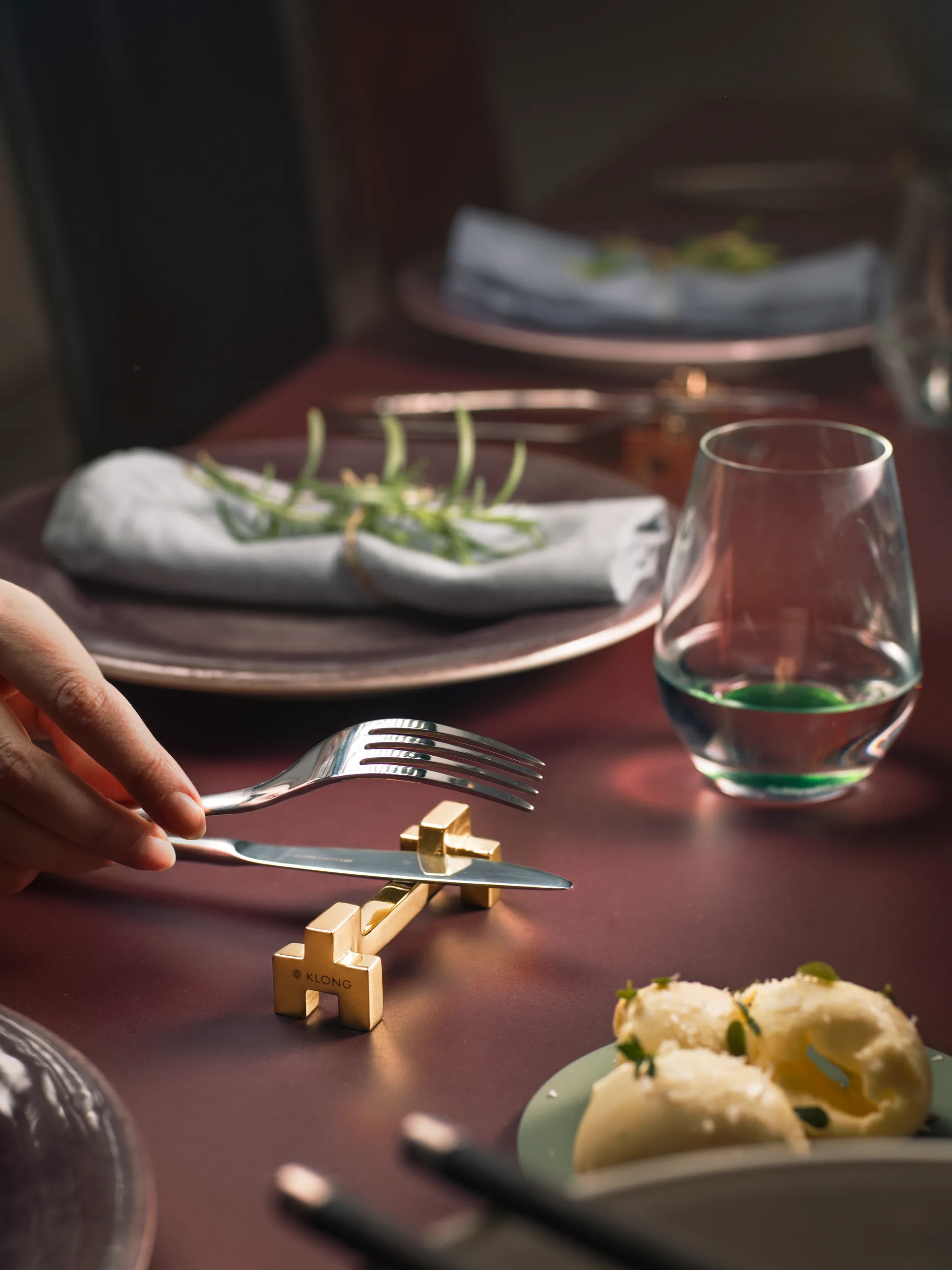 2 Soportes para cubiertos Signe, latón KLONG