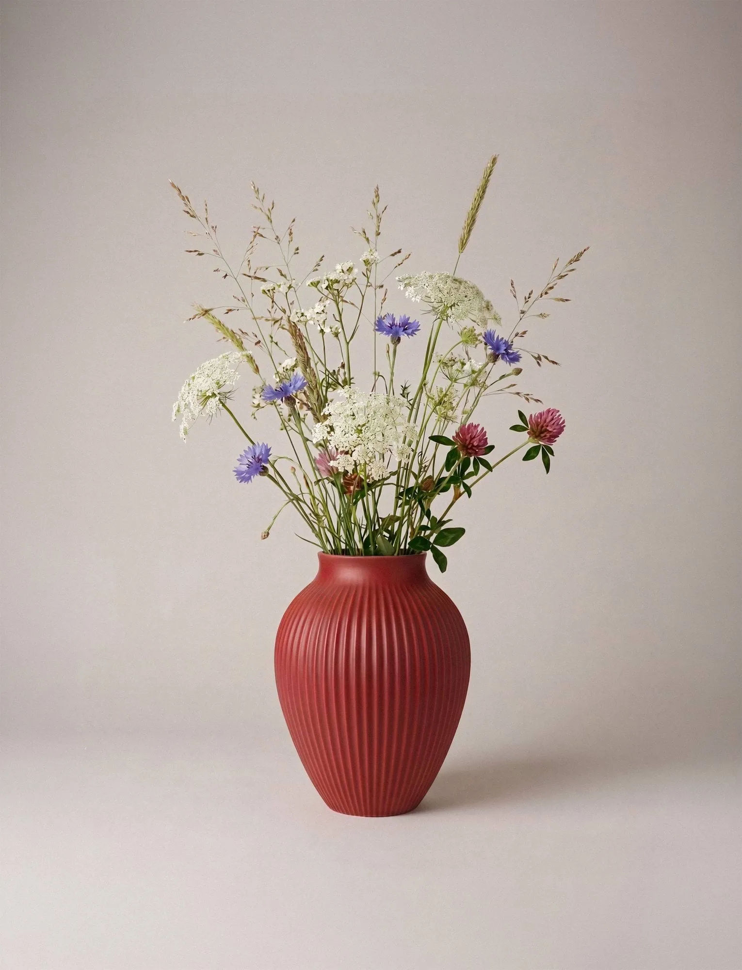 Jarrón acanalado Knabstrup 27 cm, rojo cereza suave Knabstrup Keramik