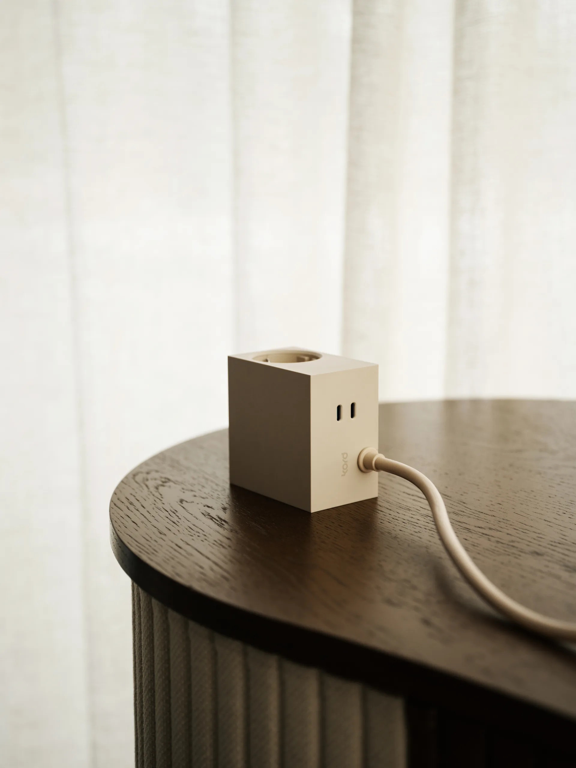 Regleta Cuboid+ con USB-C de 30W y cable de 2 m, Pearled Ivory (blanco) Kord