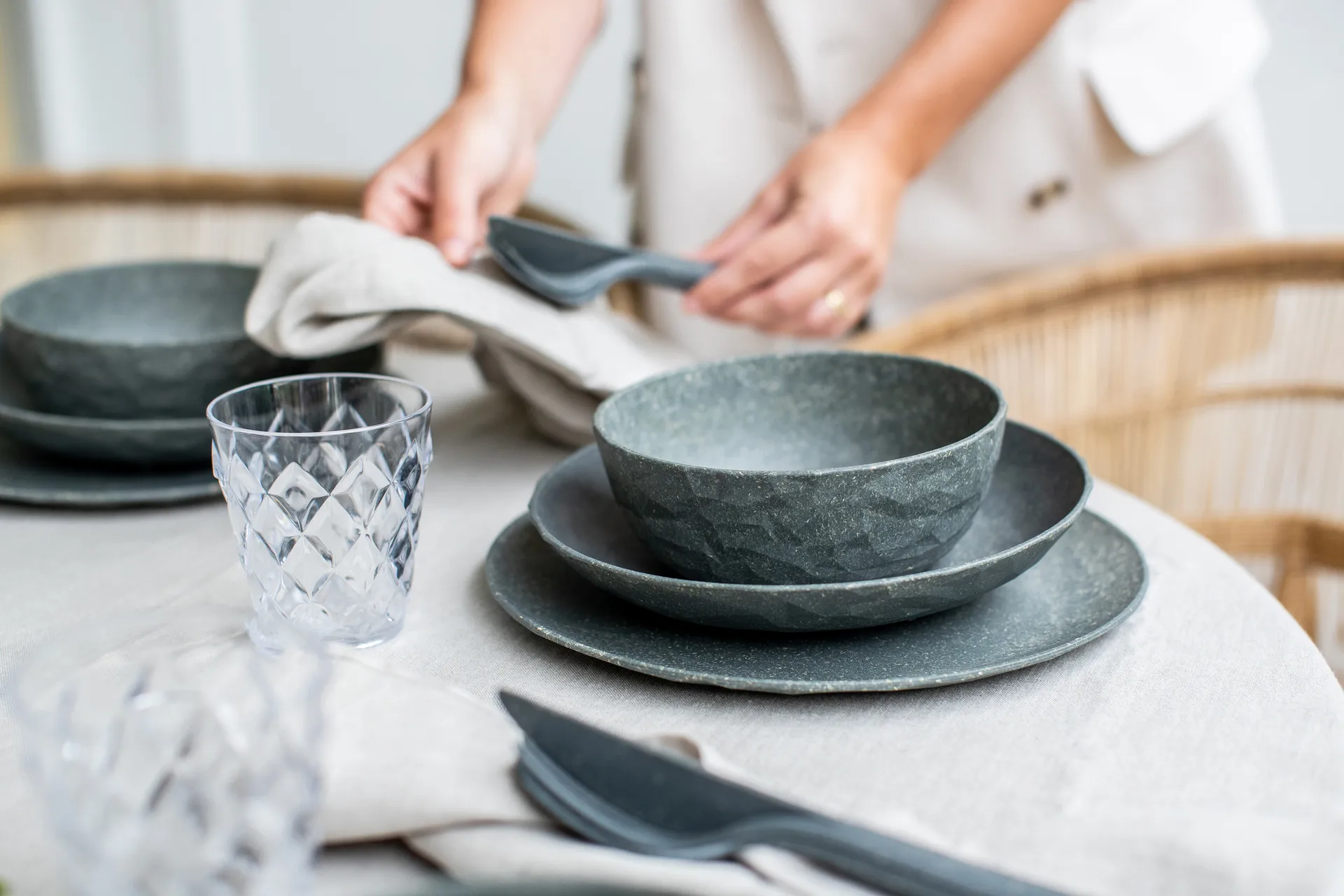 Plato hondo Club Ø22 cm, 4-pack termoplástico biocircular, Nature ash grey Koziol