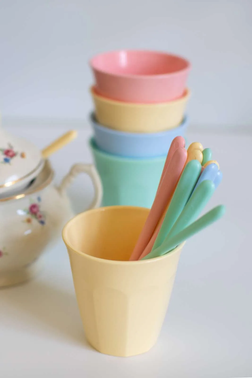 Vajilla Nora Macarons 16 piezas, Multi Koziol