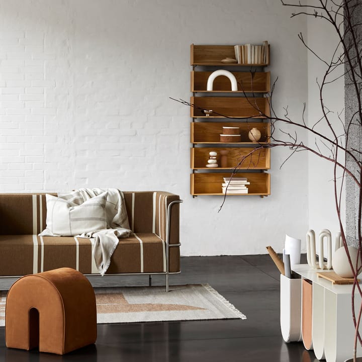Estantería de pared Stack, Oak, soportes en nogal aceitado oscuro Kristina Dam Studio