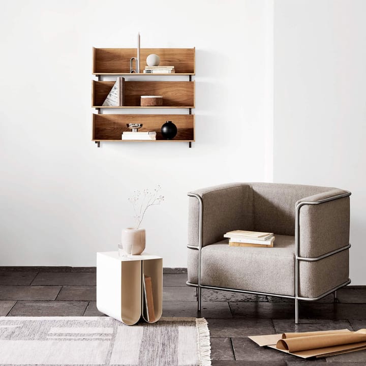 Estantería de pared Stack, Oak, soportes en nogal aceitado oscuro Kristina Dam Studio