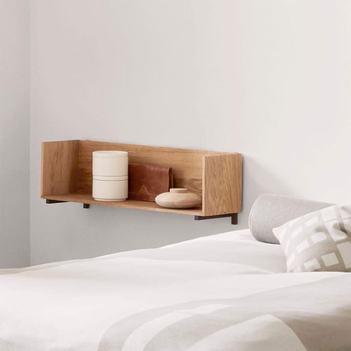 Estantería de pared Stack, Oak, soportes en nogal aceitado oscuro Kristina Dam Studio