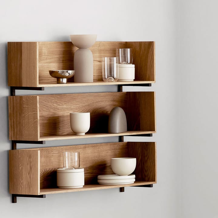 Estantería de pared Stack, Oak, soportes en nogal aceitado oscuro Kristina Dam Studio
