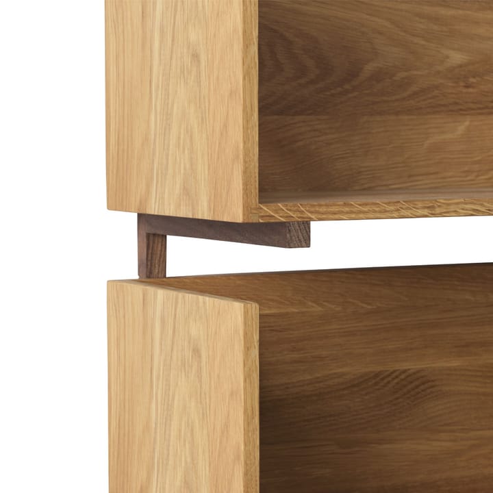 Estantería de pared Stack, Oak, soportes en nogal aceitado oscuro Kristina Dam Studio