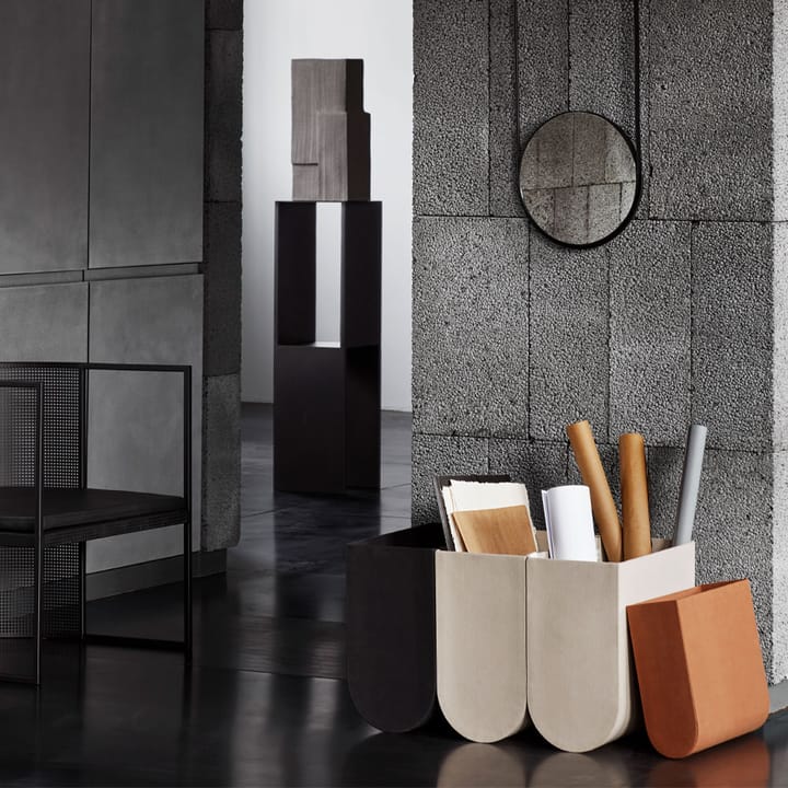 Mesa auxiliar Pedestal, Black Kristina Dam Studio