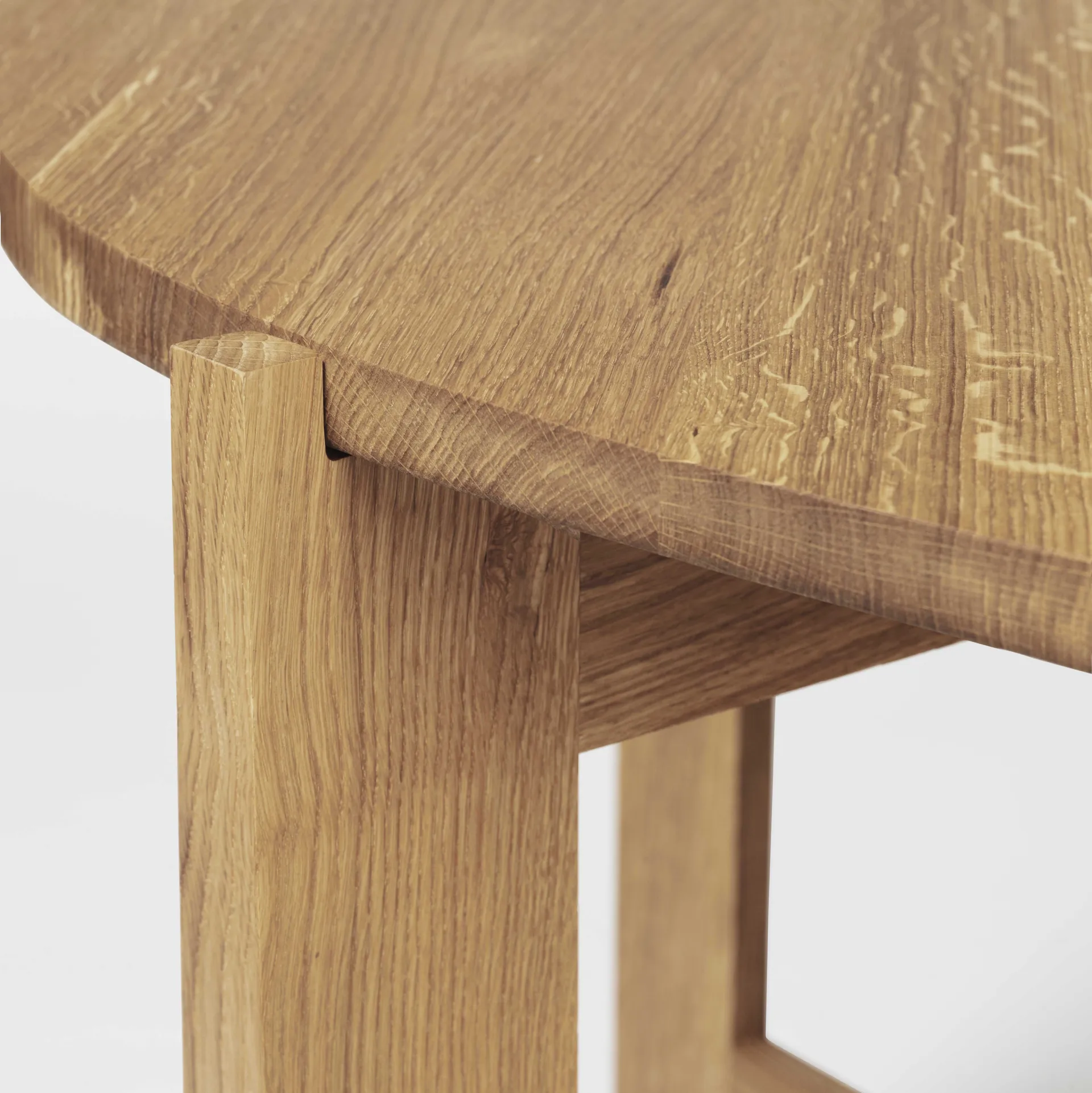 Mesa de comedor Collector Ø120 × 74 cm, Roble lacado en tono cálido Kristina Dam Studio