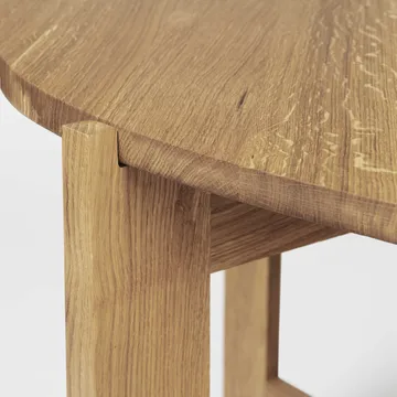 Mesa de comedor Collector Ø120 × 74 cm - Roble lacado en tono cálido - Kristina Dam Studio