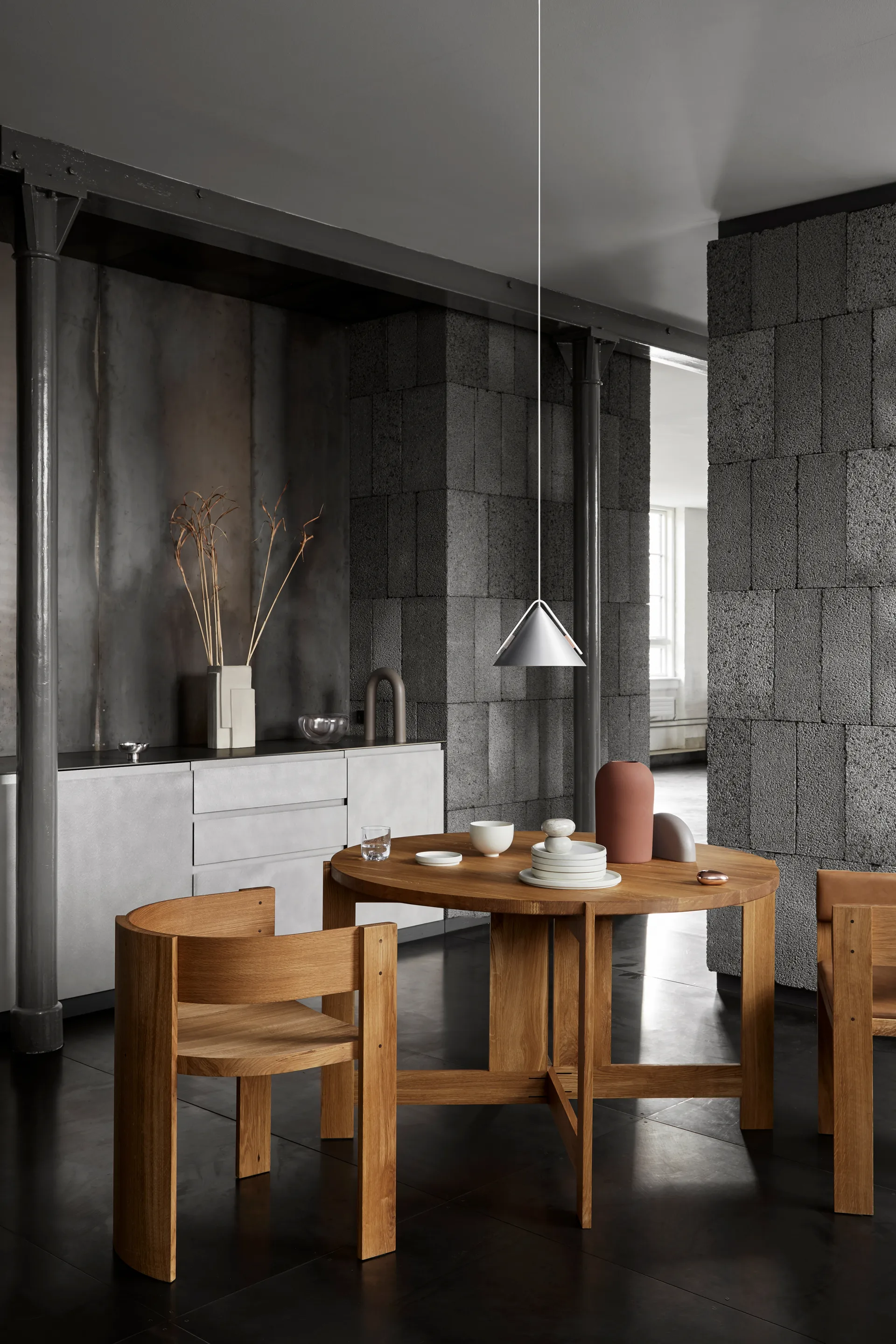 Mesa de comedor Collector Ø120 × 74 cm, Roble lacado en tono cálido Kristina Dam Studio