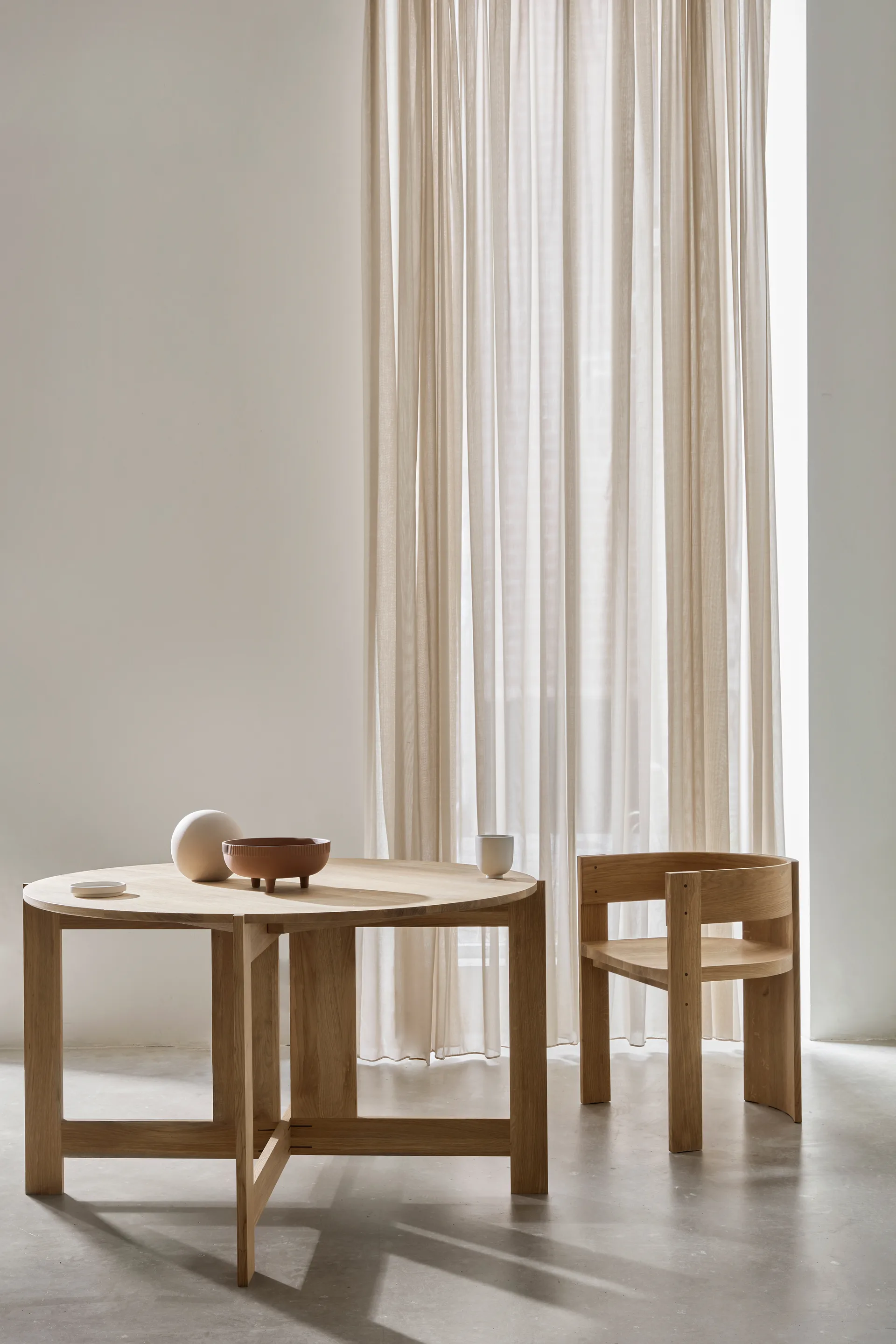 Mesa de comedor Collector Ø120 × 74 cm, Roble lacado en tono cálido Kristina Dam Studio