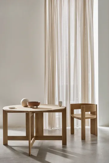 Mesa de comedor Collector Ø120 × 74 cm - Roble lacado en tono cálido - Kristina Dam Studio