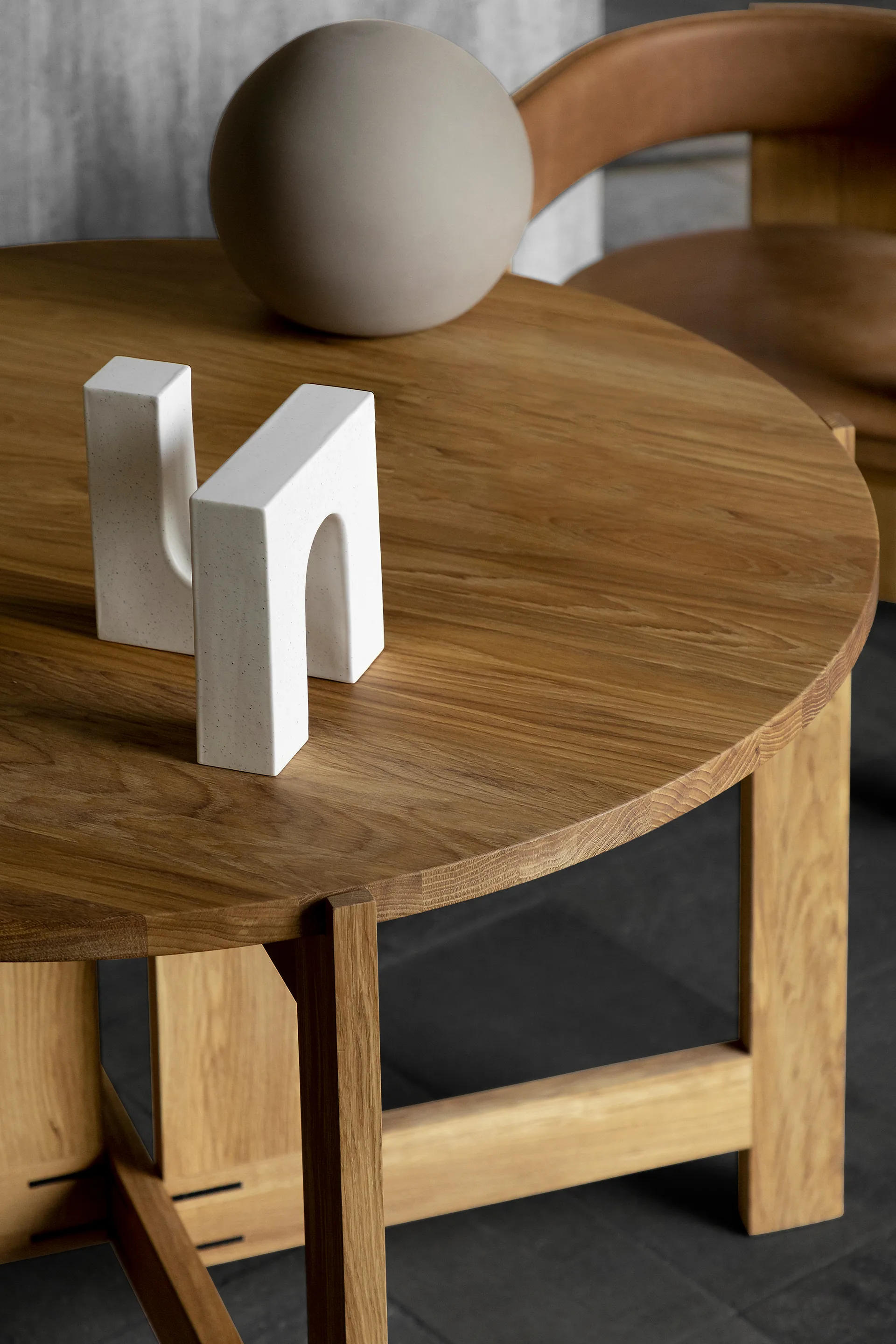 Mesa de comedor Collector Ø120 × 74 cm, Roble lacado en tono cálido Kristina Dam Studio