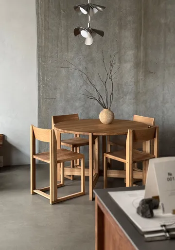 Mesa de comedor Collector Ø120 × 74 cm - Roble lacado en tono cálido - Kristina Dam Studio