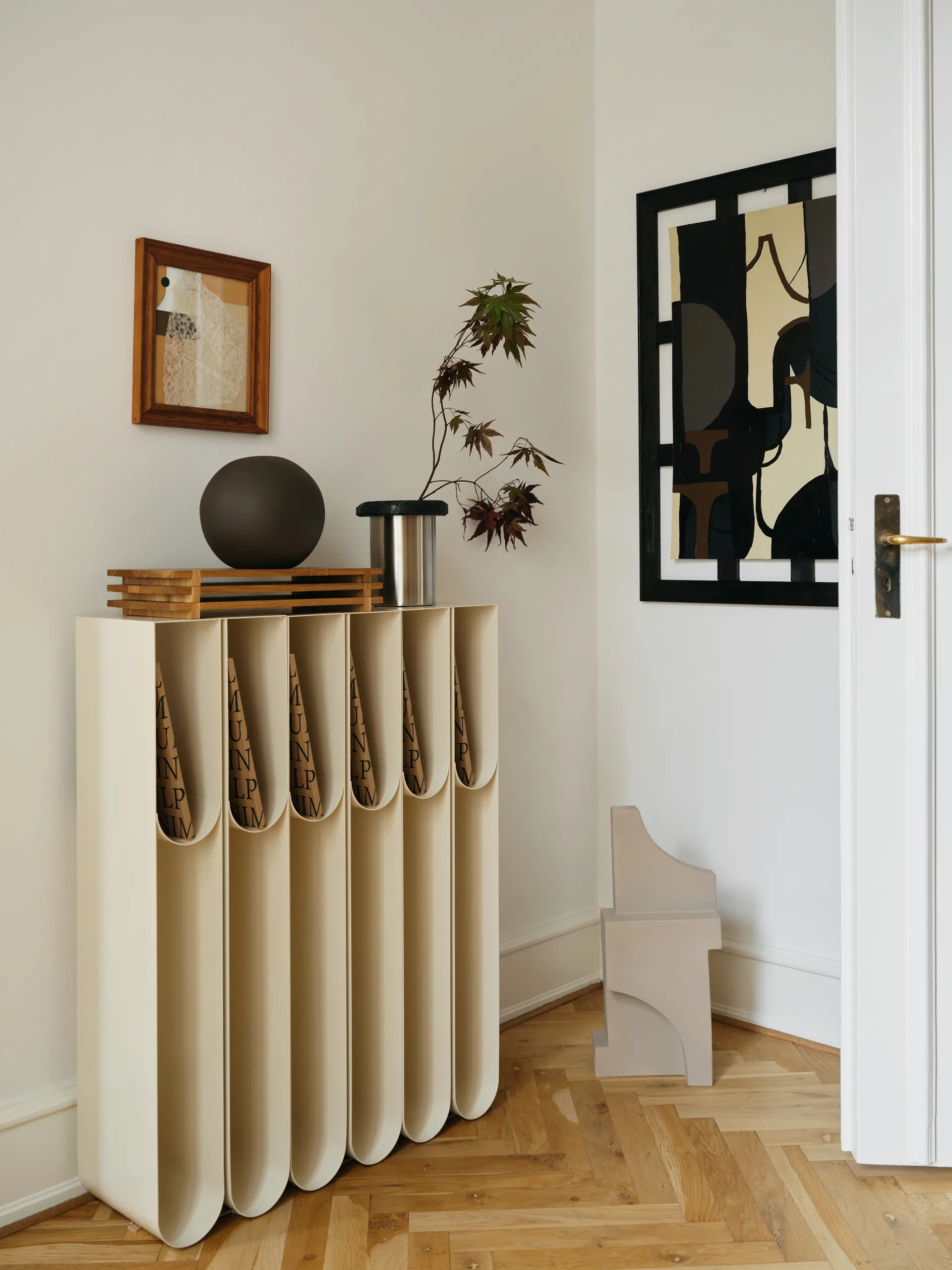 Pedestal Curved, Beige Kristina Dam Studio